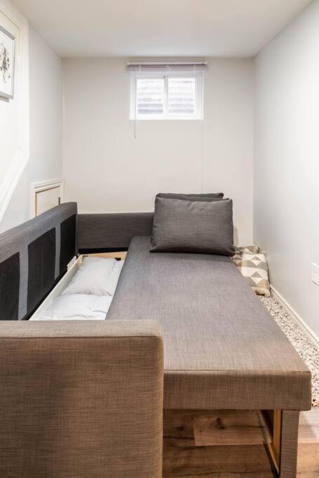 Apartmán Cozy Nest Basement Unit Hamilton Exteriér fotografie